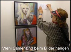 Vreni Camenzind beim Bilder aufhängen